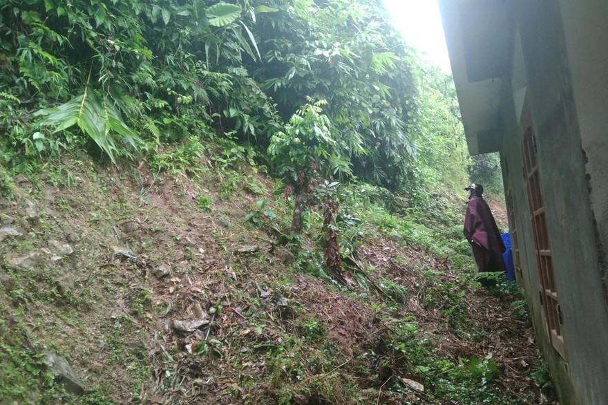 Thấp thỏm nỗi lo sạt lở dưới chân núi Khe Tương: Đêm không dám ngủ, ngày không dám ở nhà