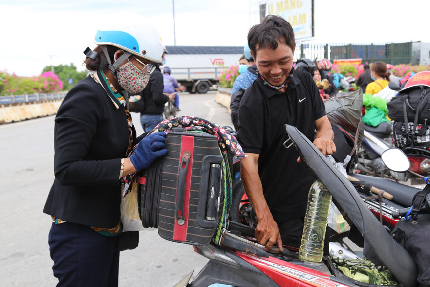 Người dân đi xe máy từ các tỉnh thành phía Nam về Nghệ An qua chốt cầu Bến Thuỷ 2.