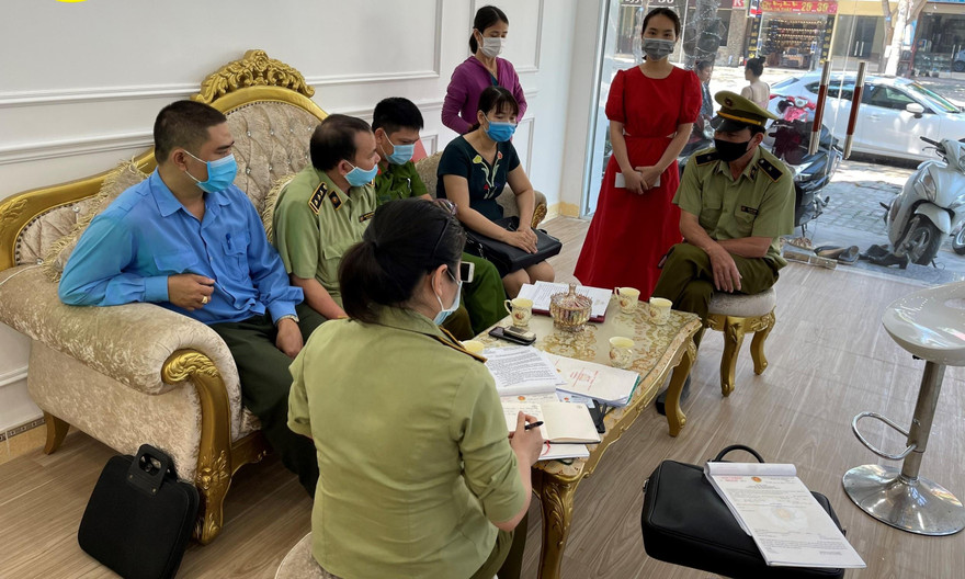 Đoàn kiểm tra lập biên bản xử phạt đối với cơ sở kinh doanh Spa Seoul. 