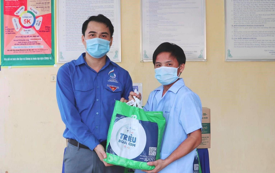 Trao 100 suất quà cho công nhân có hoàn cảnh khó khăn do dịch COVID-19