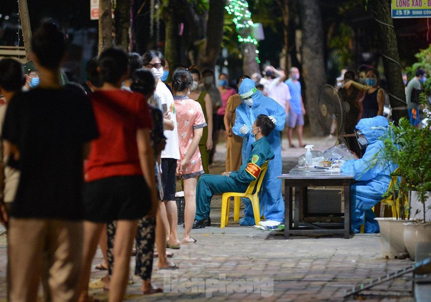 Test nhanh COVID-19 cho người dân TP Vinh phát hiện nhiều ca dương tính.