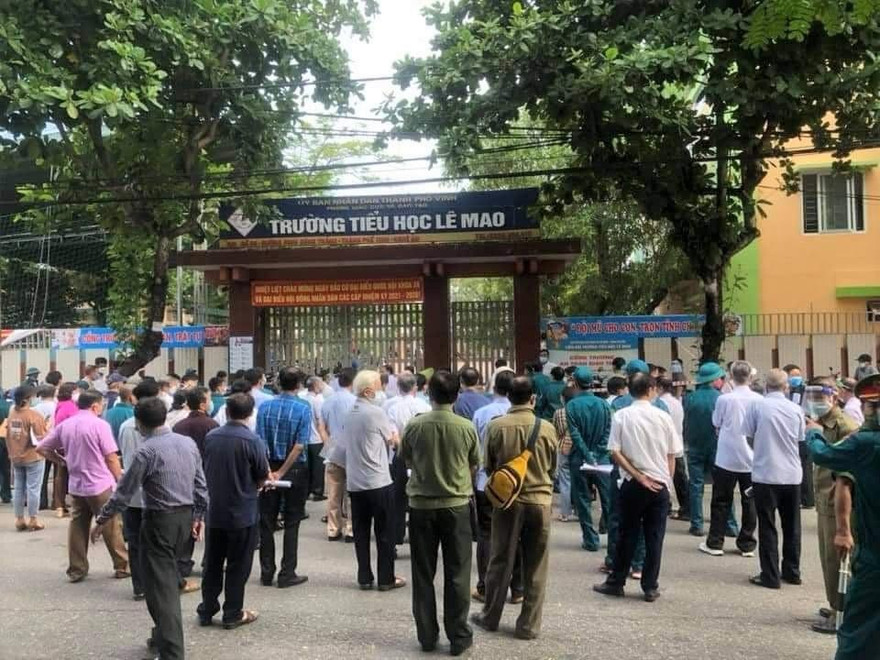 Điểm tiêm chủng vắcxin phòng COVID-19 tại trường Tiểu học Lê Mao, TP Vinh, Nghệ An