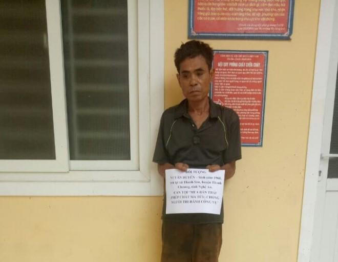 Con trai dùng dao, dây điện tấn công cảnh sát để giải cứu người bố buôn ma tuý