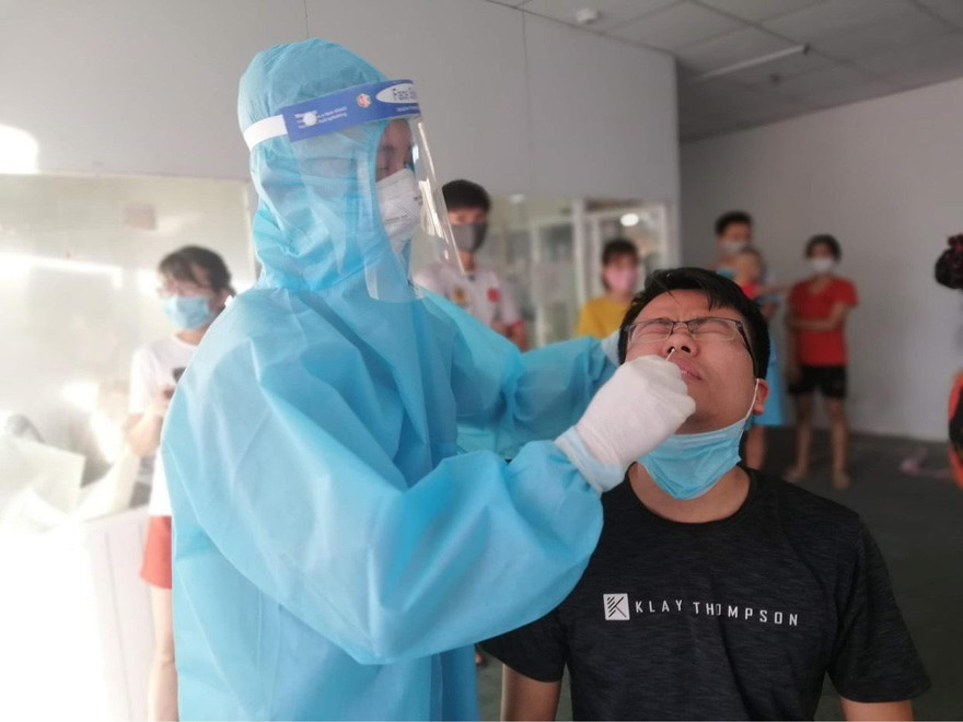 Lấy mẫu xét nghiệm COVID-19 tại Nghệ An