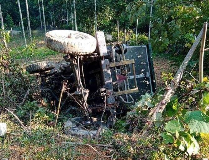 Công nông tuột dốc va chạm máy cày làm 2 người thương vong