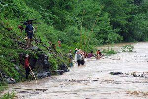 Đi vớt củi, hai bố con bị nước lũ cuốn tử vong