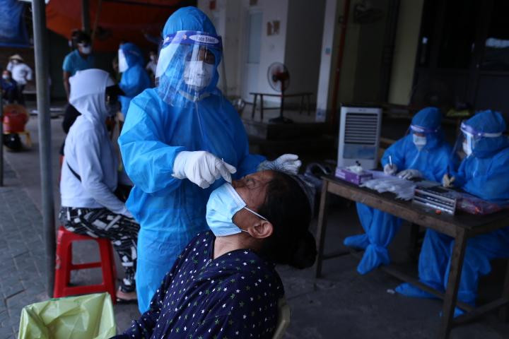 Lấy mẫu xét nghiệm tại chợ đầu mối Vinh.