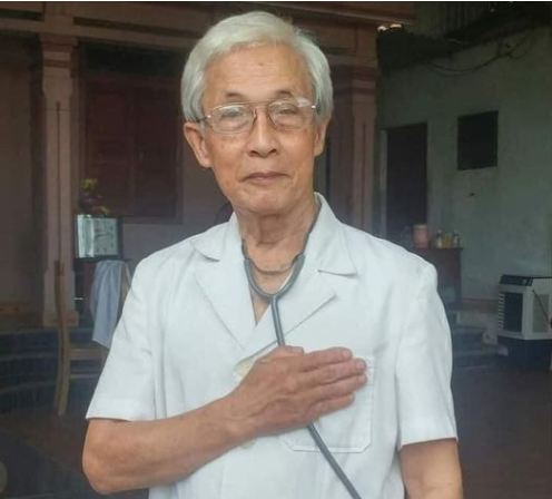 Mặc dù đã 78 tuổi nhưng bác sĩ Nguyễn Văn Trang vẫn làm đơn xin được ra Bắc Giang tham gia công tác phòng chống dịch bệnh COVID-19.