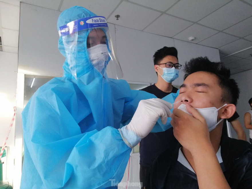 TP Vinh: Mặc nắng như đổ lửa, y bác sĩ miệt mài lấy mẫu xét nghiệm 'tìm' COVID-19