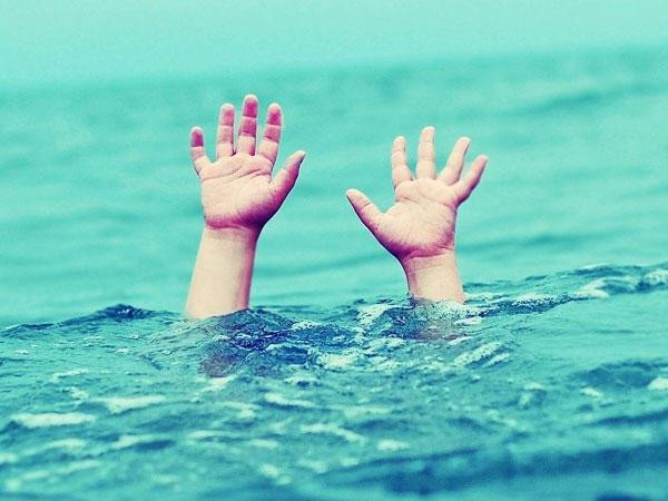 Rơi xuống mương trước nhà, bé 2 tuổi đuối nước tử vong