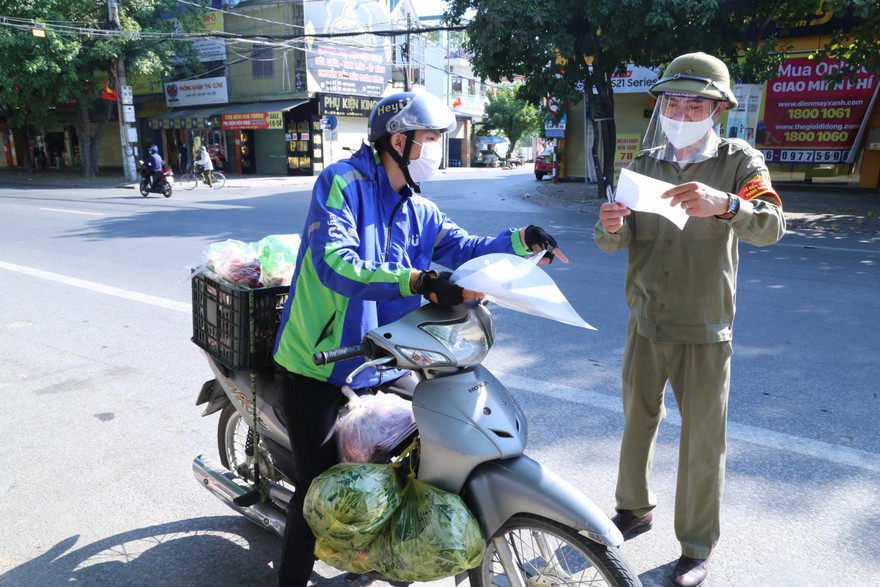Shipper 'hái tiền' những ngày thành phố Vinh giãn cách xã hội