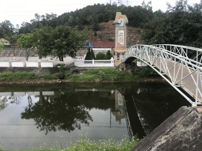 Kênh nhà Lê đoạn chảy qua địa bàn xã Nghi Yên bị “nhuộm” đen.