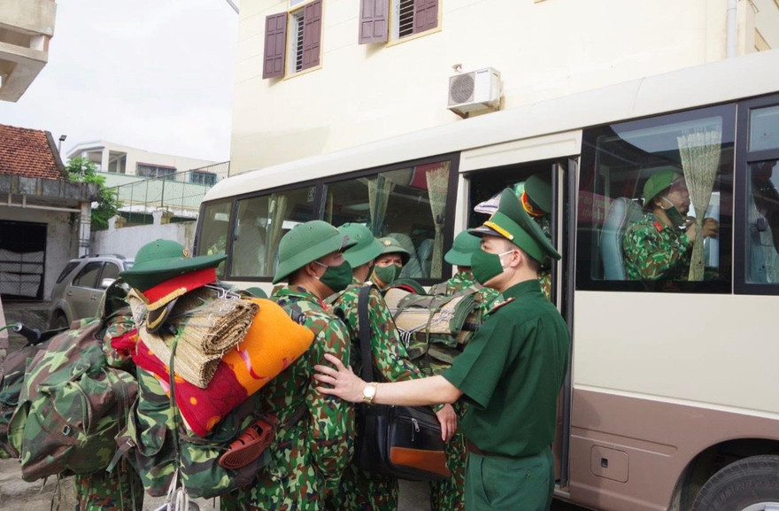 Nghệ An tăng cường 66 quân nhân lên tuyến đầu chống dịch COVID-19