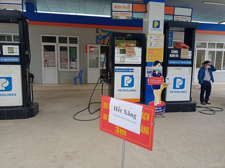 Nhiều cây xăng ở thị trấn Kim Sơn, huyện Quế Phong treo biển hết xăng