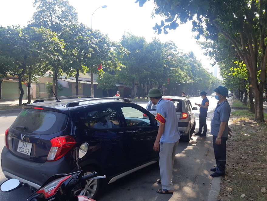 Lực lượng phường Cửa Nam, TP Vinh, Nghệ An kiểm tra người và phương tiện trong thời gian thực hiện giãn cách xã hội.