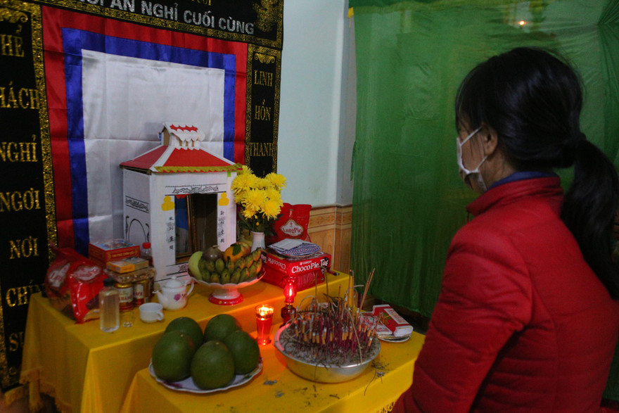 Vợ trẻ khóc ngất khi hay tin chồng tử nạn ở eo biển Manche