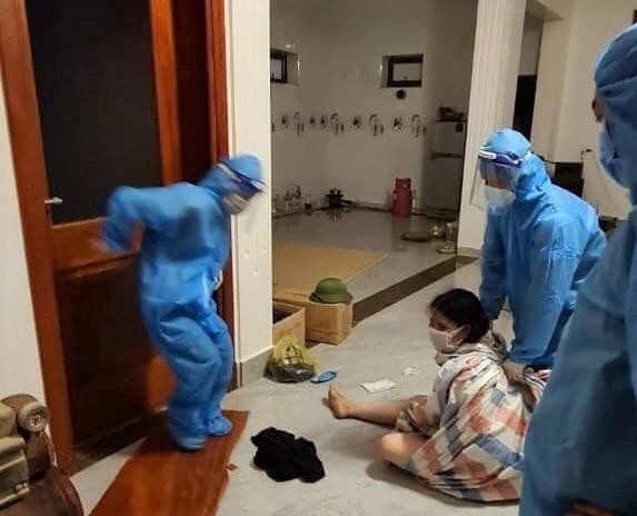 Khởi tố người phụ nữ tự lột quần áo để chống đối đi cách ly