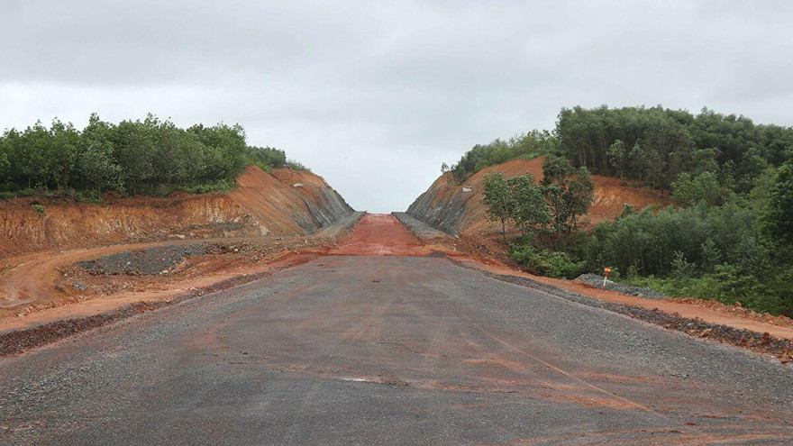 Nhà thầu công trình giao thông khổ vì giá vật liệu tăng cao có nguy cơ lỗ và chậm tiến độ.