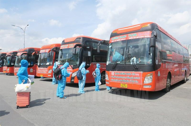 Công dân Phú Yên được về quê nhờ những chuyến xe miễn phí.