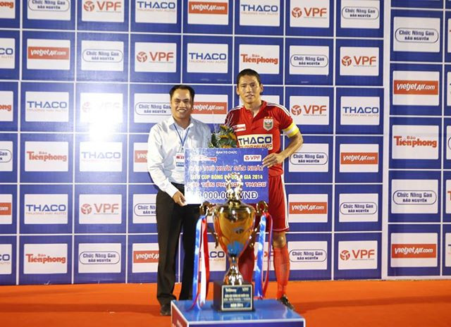 Anh Đức giành giải Cầu thủ xuất sắc nhất trận Siêu Cup. Ảnh: Như Ý