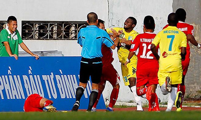 Cầu thủ hai đội biến sân bóng thành võ đài. Ảnh: Người lao động.