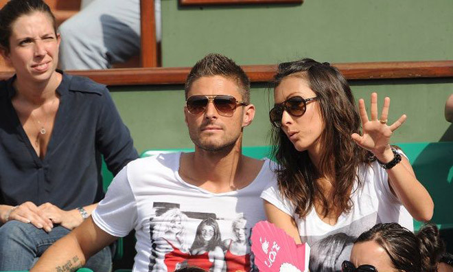 Nghe lời vợ, Giroud đành tính đường rời Arsenal 