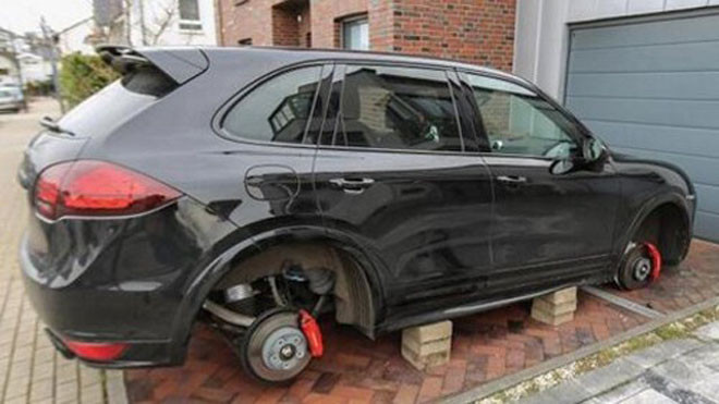 Chiếc Porsche Cayenne GTS xuất hiện trong tình trạng không còn bánh.