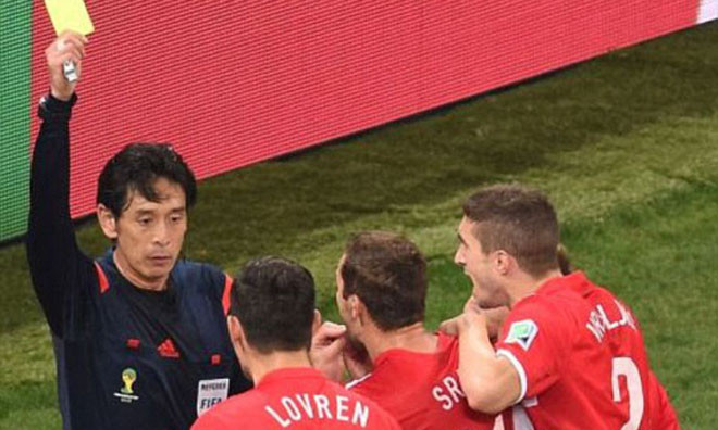 Trọng tài Nishimura mới đích thực là người làm nên chiến thắng cho Brazil ở ngày khai mạc.