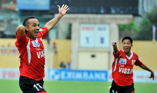 Ngoại binh nhập tịch Đinh Văn Ta của Ninh Bình (trái) bị treo giò dài hạn.