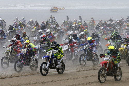 Hơn nghìn xe cào cào đua điên cuồng trên bãi biển