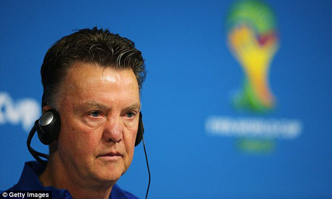 Hết gây sự với FIFA, Van Gaal quay sang 'cà' trọng tài