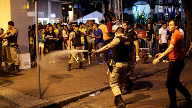 Cảnh sát Brazil trấn áp những kẻ quá khích sau trận Đức-Brazil.