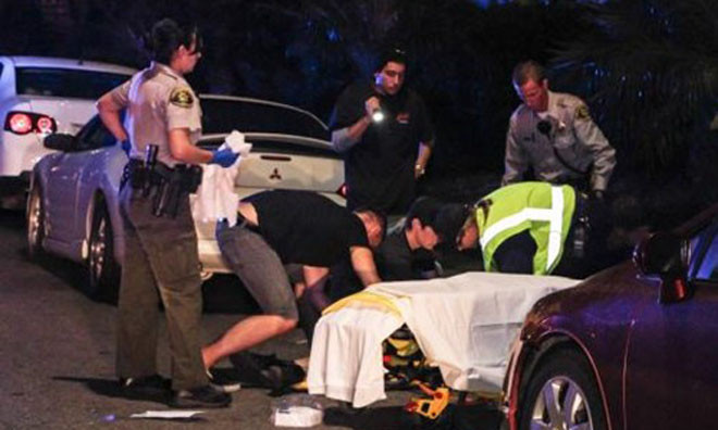 Cảnh sát đưa thi thể những người bị bắn rời khỏi hiện trường. Ảnh Reuters