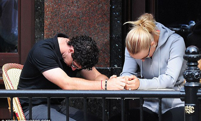McIlroy bất ngờ hủy đám cưới với Wozniacki.