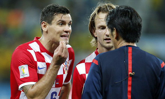 Lovren kịch liệt phản đối tình huống bị thổi penalty
