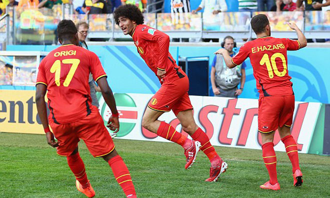 Fellaini ăn mừng bàn thắng gỡ hòa 1-1.