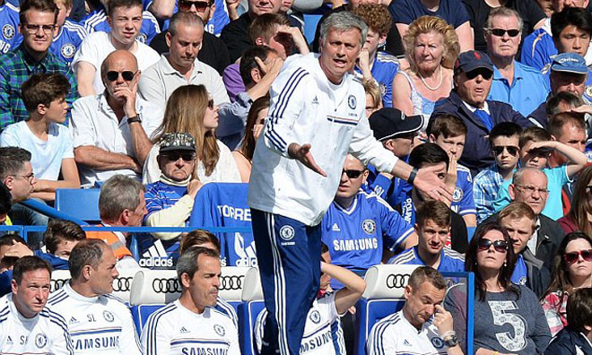 Mourinho thấm đòn 'gậy ông đập lưng ông'