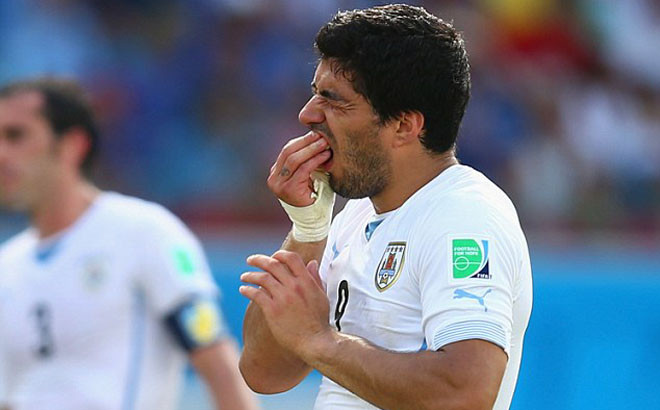 Luis Suarez vô đối về hành vi... điên rồ.