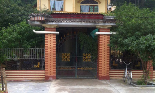 Chiếc xe đạp tên trộm "bỏ quên" trước nhà nạn nhân.