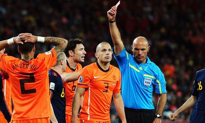 'Vua áo đen' Howard Webb bất ngờ treo còi giải nghệ