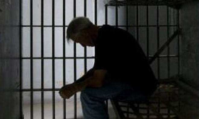 Cuồng ghen, ông lão 62 tuổi trút 'mưa dao' vào hàng xóm