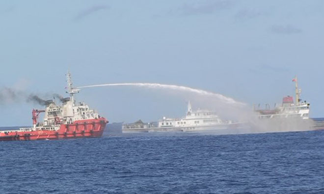 Trung Quốc thường xuyên sử dụng 2-3 tàu kèm 1 tàu Việt Nam để ngăn cản, đâm húc và phun nước áp lực cao.