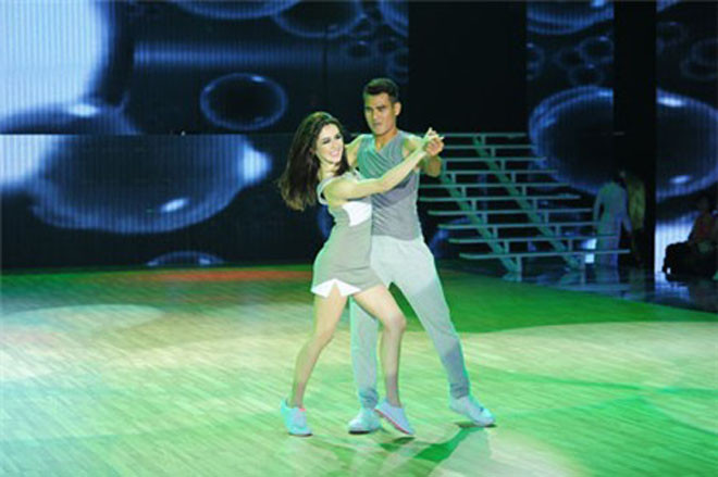 Thanh Bình và bạn nhảy Daisy trong đêm thi mở màn