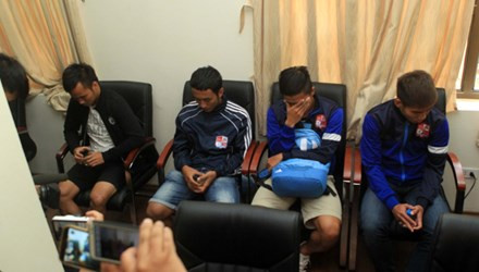 Các cầu thủ Đồng Nai “nhúng chàm” cúi đầu tại cơ quan điều tra. Ảnh: VSI