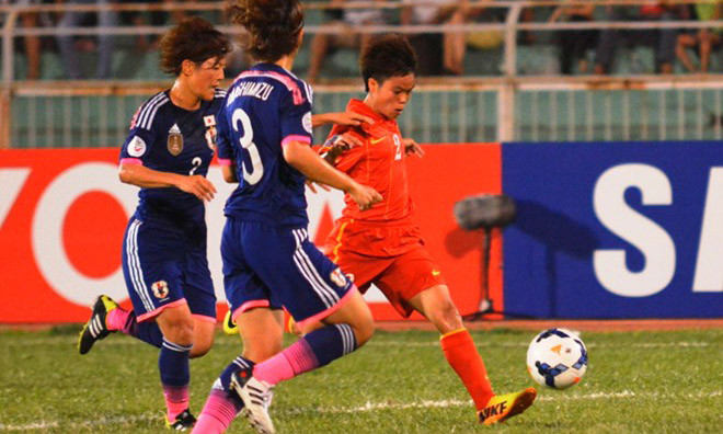 Dù rất nỗ lực nhưng tuyển Việt Nam (áo đỏ) cũng không thể tạo nên bất ngờ trước những nhà ĐKVĐ thế giới. Ảnh: Zing.