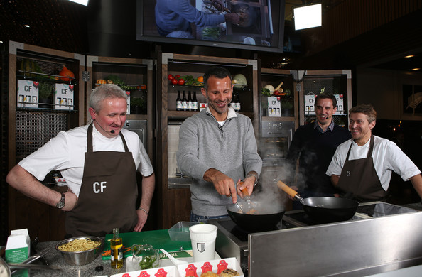 Căm ghét cùng cực, Giggs 'đóng cửa' quán với Man City
