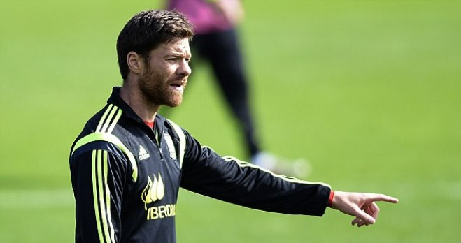 Diego Costa miệt mài... tẩy lông cho Xabi Alonso