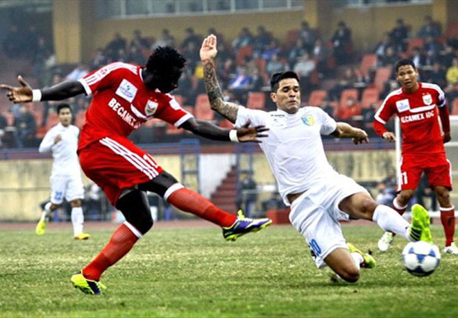 Hà Nội T&T (áo trắng) có chiến thắng đậm ở ngày mở màn V.League 2014