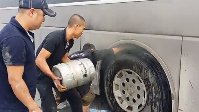 Dùng bình nước lọc cứu xe khách bốc khói ngùn ngụt