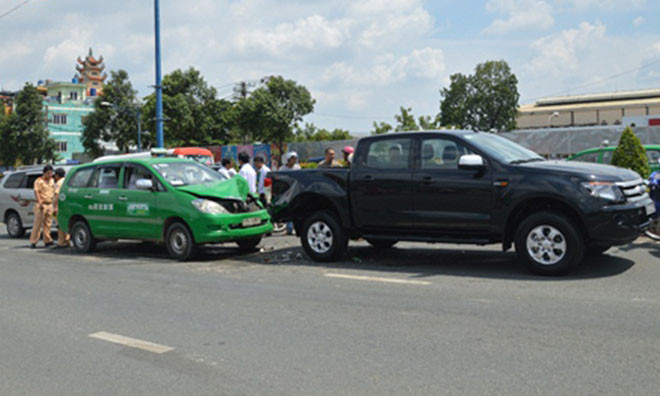 Va chạm liên hoàn trên cầu, xe taxi nát bét đầu